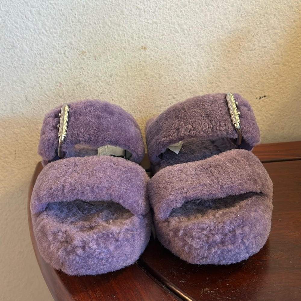 UGG Fuzzy Sandals Sz 7